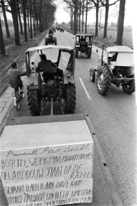 Tractor met spandoek tijdens de actie, Bestanddeelnr 924-3683 photo