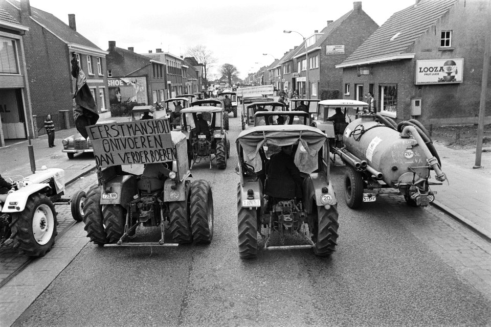 Tractor met spandoek tegen het beleid van Sicco Mansholt (Eurocommissaris voor …, Bestanddeelnr 924-3678