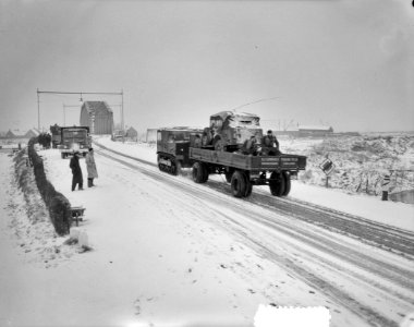 Tractor in sneeuw op brug Tholen, Bestanddeelnr 905-5350