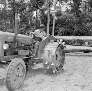 Tractor in het bos bezig met het slepen van boomstammen, Bestanddeelnr 252-2535