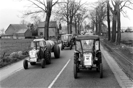 Tractoren tijdens de actie, Bestanddeelnr 924-3680 photo