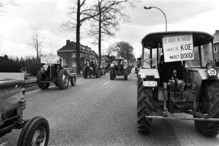 Tractor met spandoek tijdens de actie, Bestanddeelnr 924-3689 photo