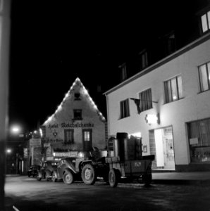 Tractor met oogstkuipen geparkeerd bij een wijnbedrijf, Bestanddeelnr 254-4204