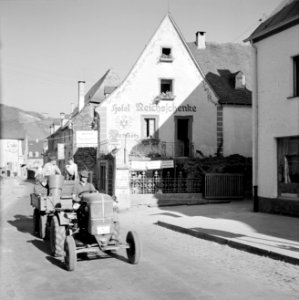 Tractor met druivenplukkers en kuip met de druivenoogst in de straten van Kröv, Bestanddeelnr 254-4196