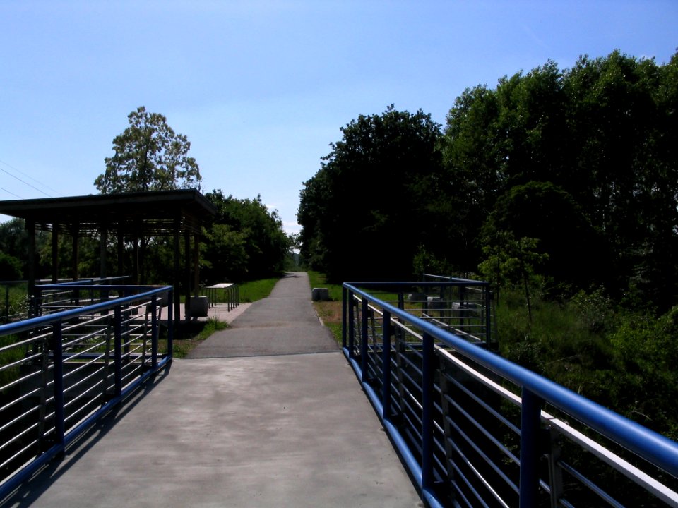 Trachenauer Pleißebrücke mit Picknickplatz im Mai 2007