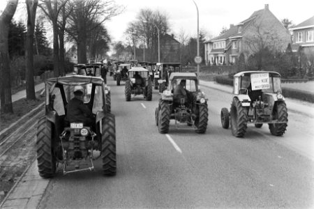 Tractoren tijdens de actie, Bestanddeelnr 924-3690 photo