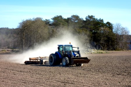 Tractor using a cultipacker in Gåseberg 5 photo