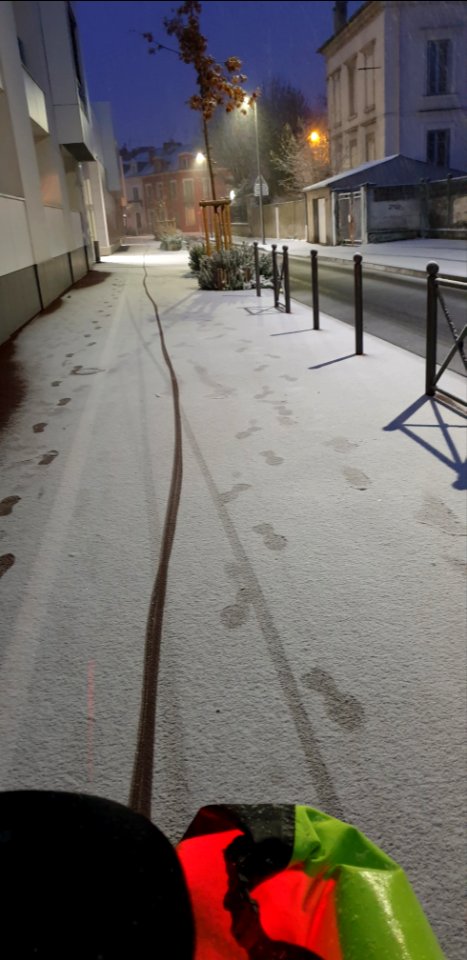 Trace de vélo sur la neige, rue Fleury, Vichy