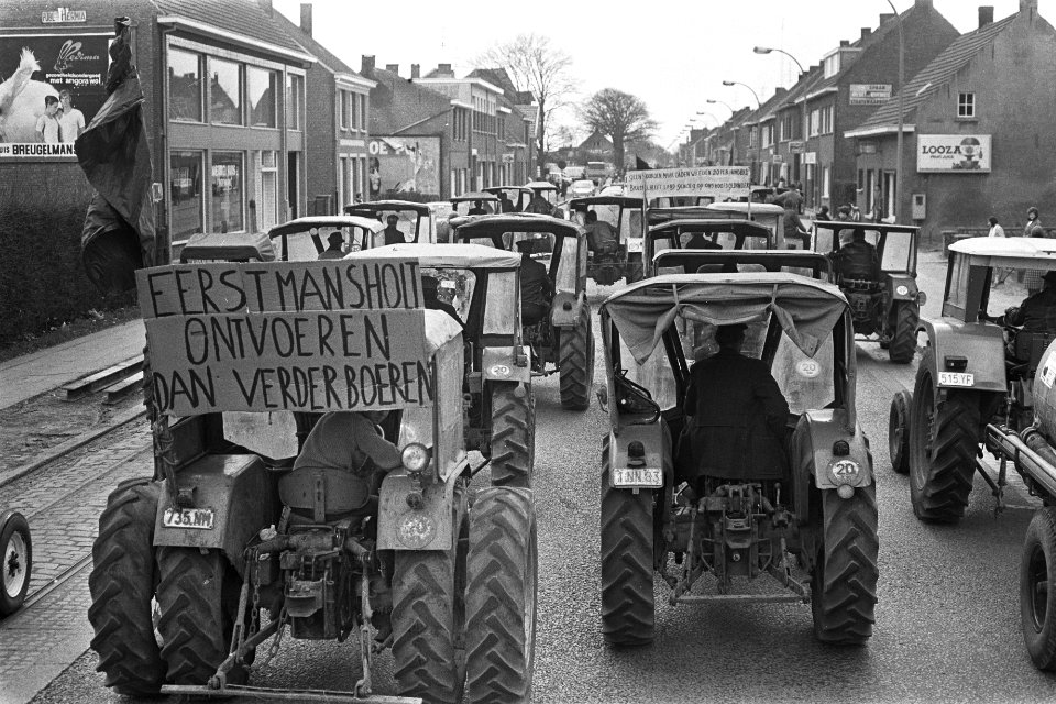 Tractor met spandoek tegen het beleid van Sicco Mansholt (Eurocommissaris voor …, Bestanddeelnr 924-3670
