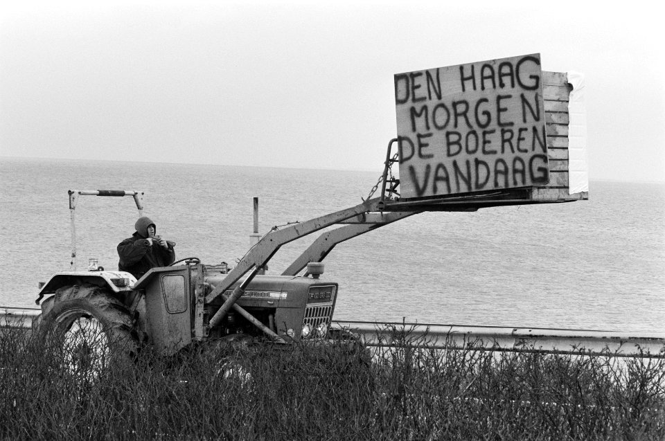 Tractor met op zijn vork een protestbord, Bestanddeelnr 934-4113