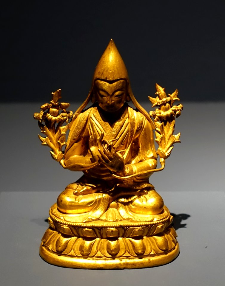 Tsongkhapa, Tibet in Tibeto-Chinese style, 19th century AD, firegilt bronze - Linden-Museum - Stuttgart, Germany - DSC03701