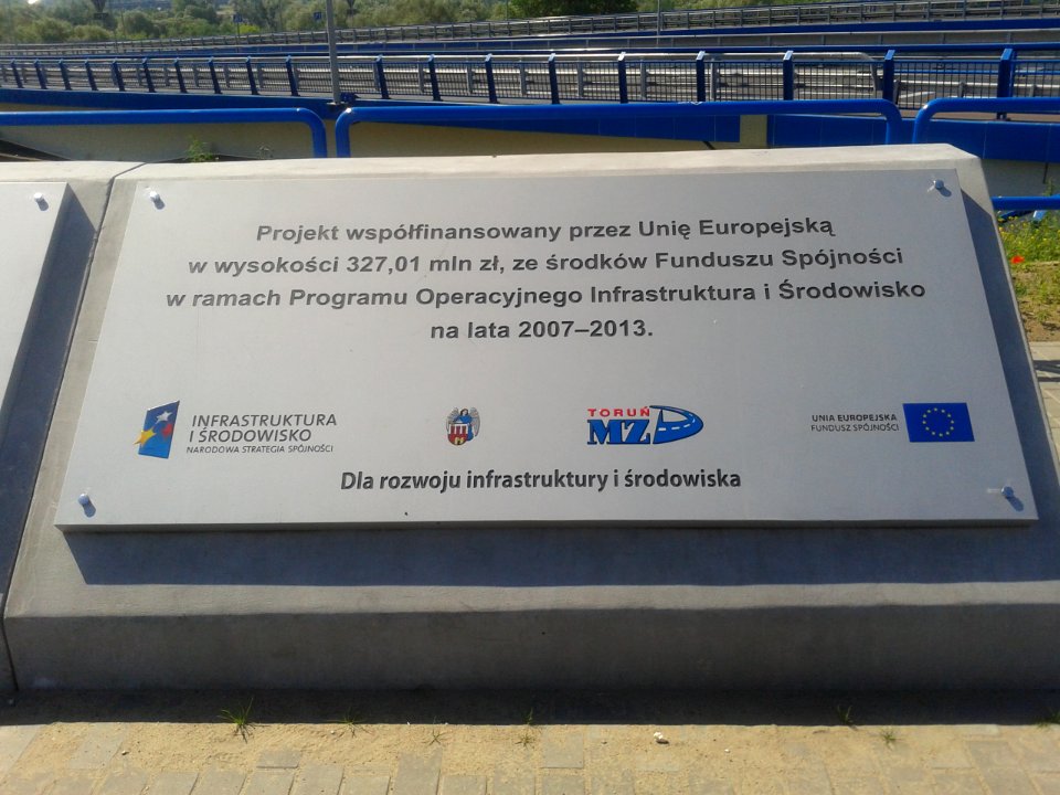 Trzecia od lewej tablica informacyjna Mostu im. Elżbiety Zawackiej w Toruniu