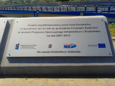 Trzecia od lewej tablica informacyjna Mostu im. Elżbiety Zawackiej w Toruniu