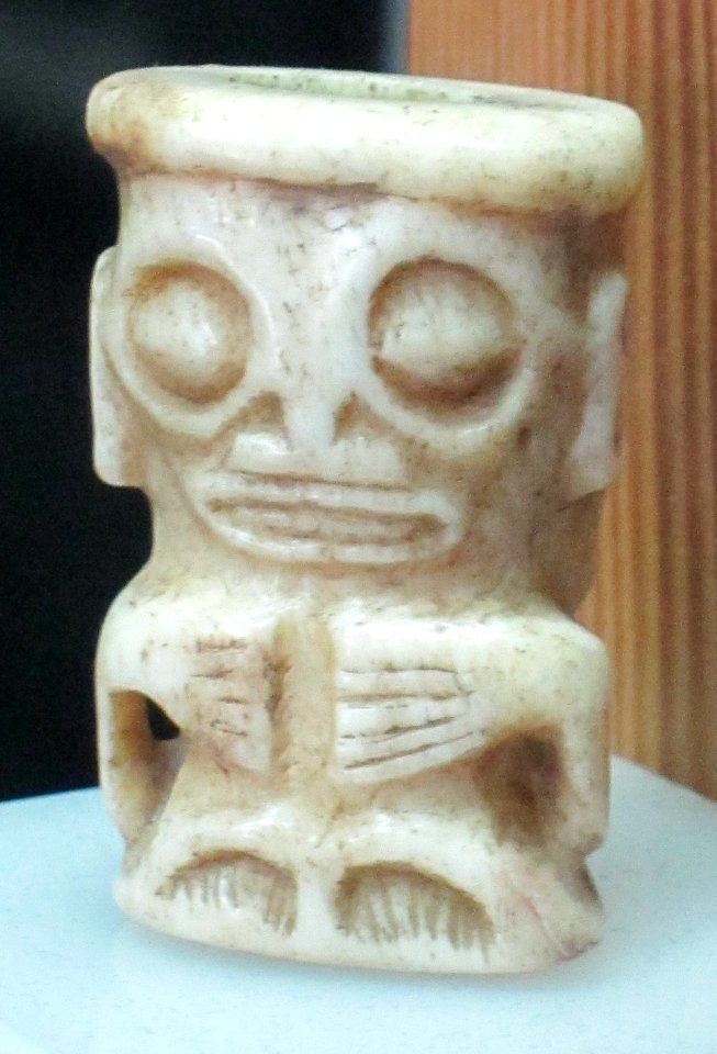 Tube ornament, human bone, 19th century, Marquises, Musée de Tahiti et des Îles