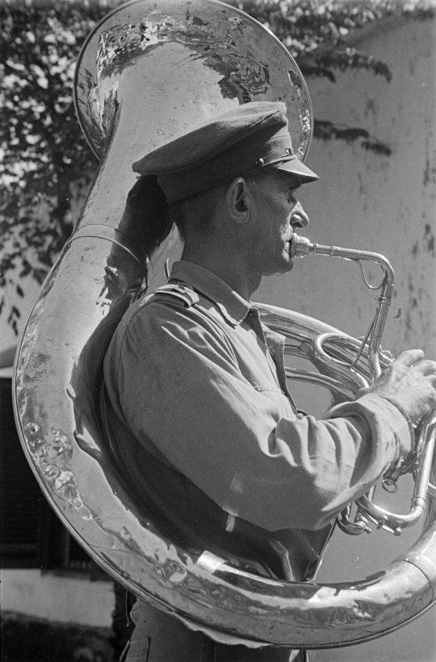 Tuba-speler, Bestanddeelnr 200-3-4