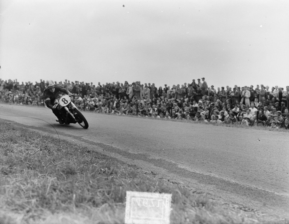 TT-races in Assen. Geoff Duke in de bocht 500 cc, Bestanddeelnr 904-6714