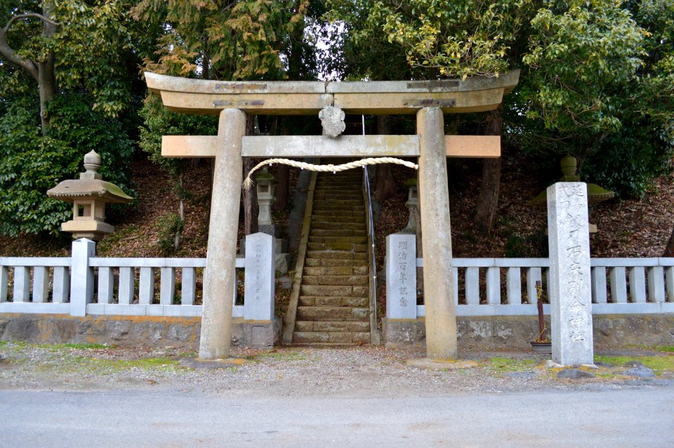 Tsurugitachi-iwatokowakenomikoto-jinja torii