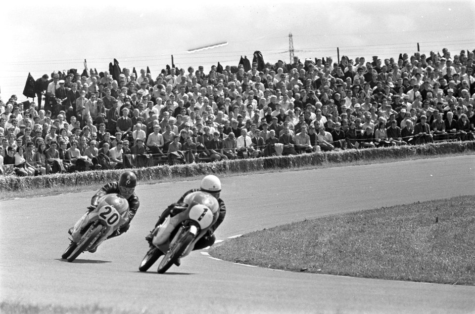 TT-races te Assen. De 50cc. Paul Lodewijkx (20) in duel met Anscheidt (1), Bestanddeelnr 921-4758