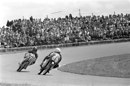 TT-races te Assen. De 50cc. Paul Lodewijkx (20) in duel met Anscheidt (1), Bestanddeelnr 921-4758