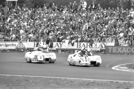 TT van Assen, Zijspanrace. Links Egbert Streuer Bernard Schnieders (nr. 2) en , Bestanddeelnr 933-0187