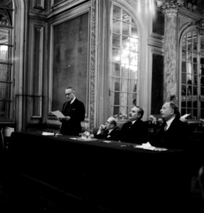 Tsjecho-Slowaaks ambassadeur Štefan Osuský (staand) voert het woord rechts van , Bestanddeelnr 255-8799
