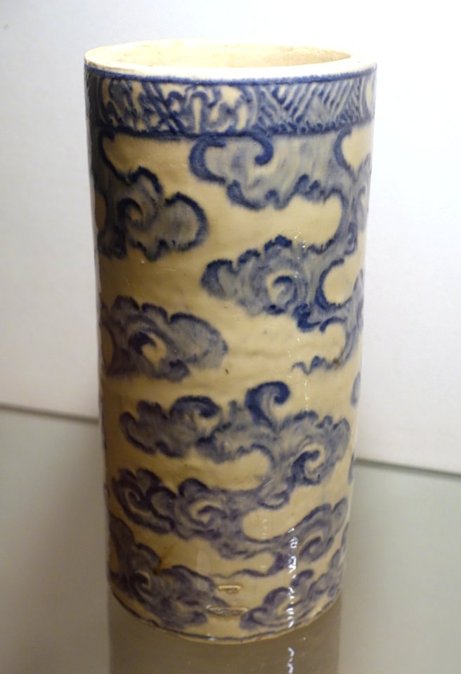 Tube for papers, Bat Trang ceramic - Nguyen dynasty, 19th century AD - Vietnam National Museum of Fine Arts - Hanoi, Vietnam - DSC05329