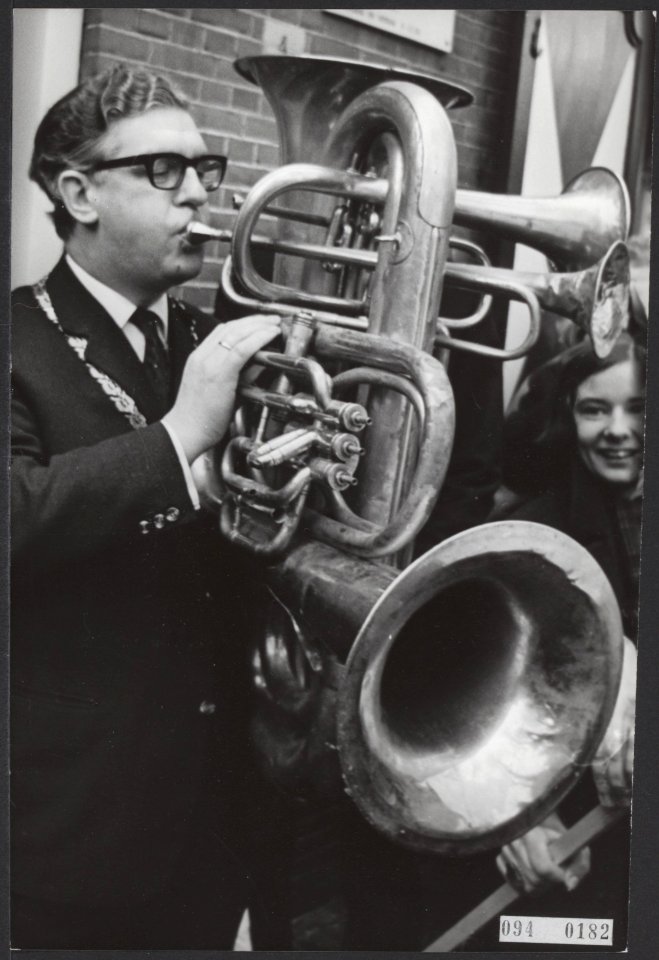 Tuba speler, Bestanddeelnr 094-0182