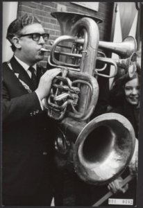Tuba speler, Bestanddeelnr 094-0182