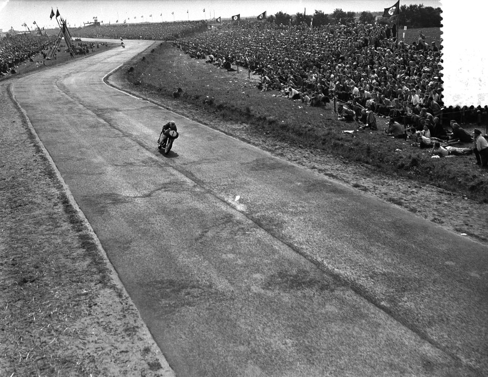 TT races Assen , G. Duske (op Gilera) winnaar 500cc, Bestanddeelnr 906-5865