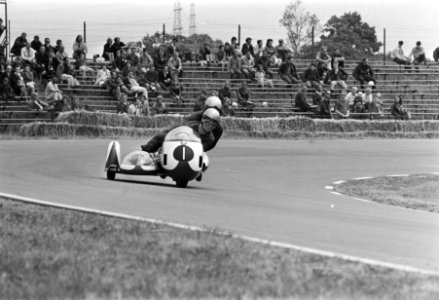 TT-races in Assen.Training. Zijspannen. Wereldkampioen Klaus Enders met Wolfgang, Bestanddeelnr 923-6221