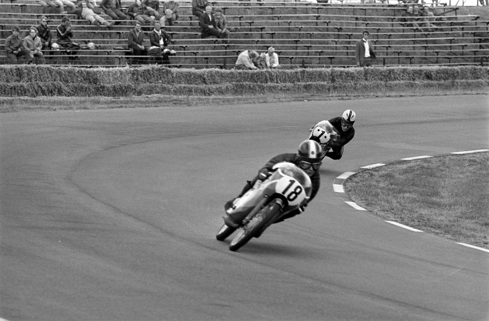 TT-races in Assen training Jan de Vries (nr. 18) met Angel Nieto (nr. 1) in de…, Bestanddeelnr 923-6218