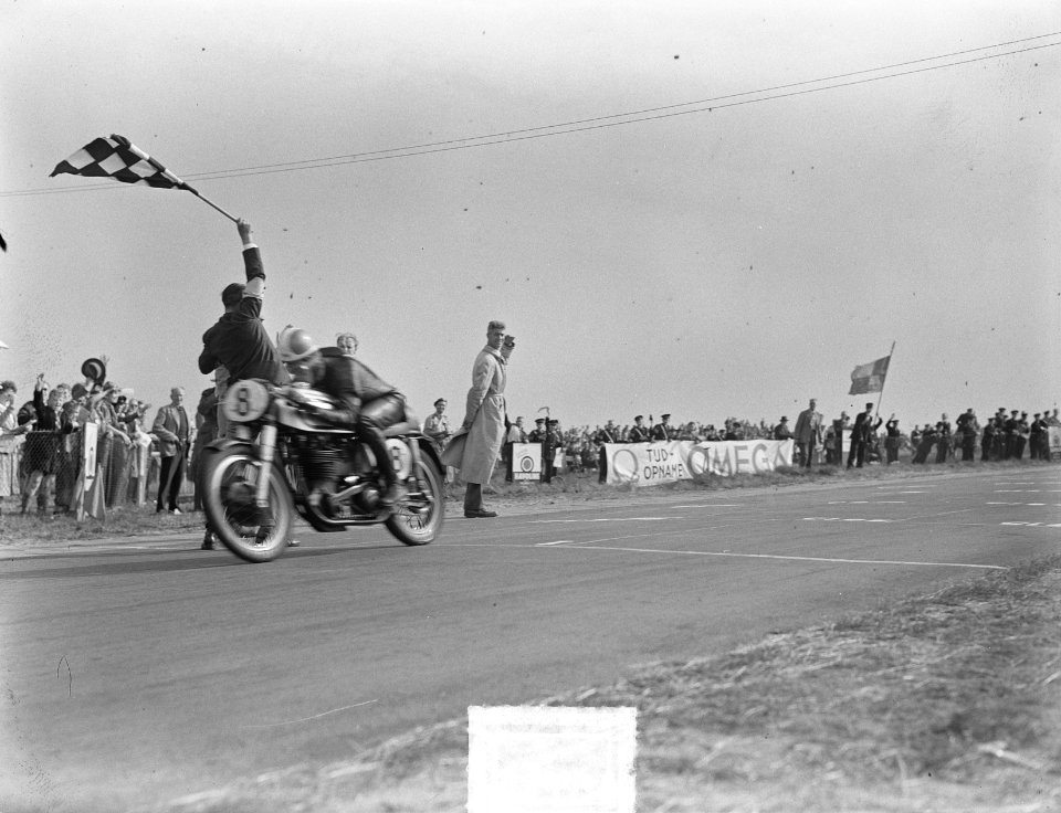 TT-races in Assen. 500cc klasse. Geoff Duke door de finish, Bestanddeelnr 904-6715