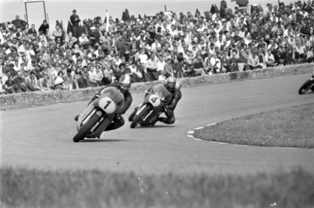 TT-races te Assen. De 500cc race. Agostini (1) met achter hem Bill Nelson (4), Bestanddeelnr 921-4757