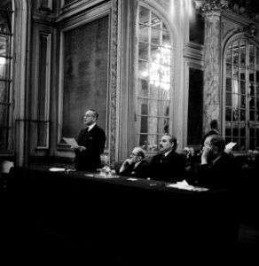 Tsjecho-Slowaaks ambassadeur Štefan Osuský (staand) voert het woord rechts van , Bestanddeelnr 255-8797