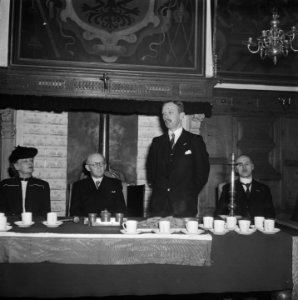 Tsjechische gezant dankt de burgemeester van Naarden tijdens herdenkingsbijeenko, Bestanddeelnr 901-6156
