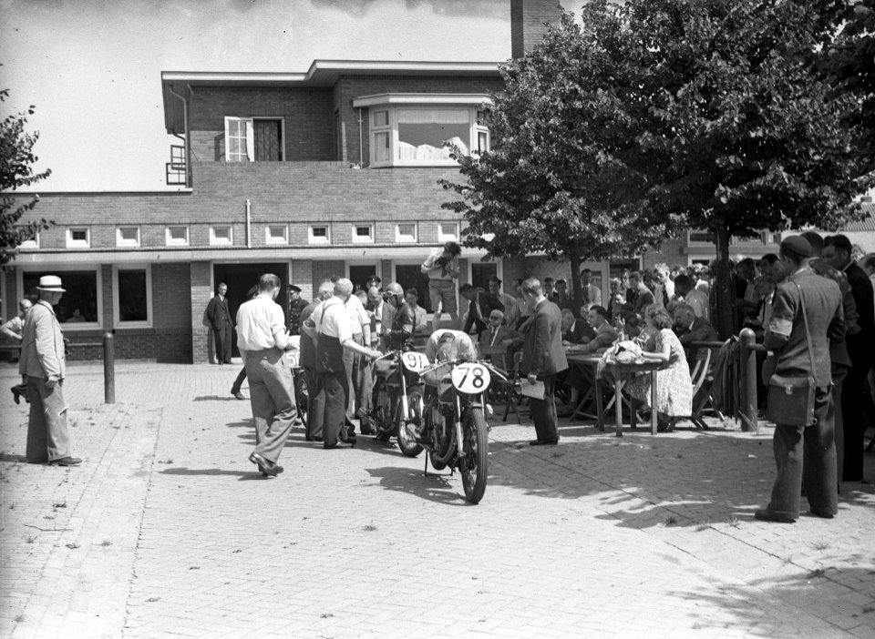 TT-races te Assen (voorbereiding). Keuring motoren bij café Marktzicht, Bestanddeelnr 902-2419
