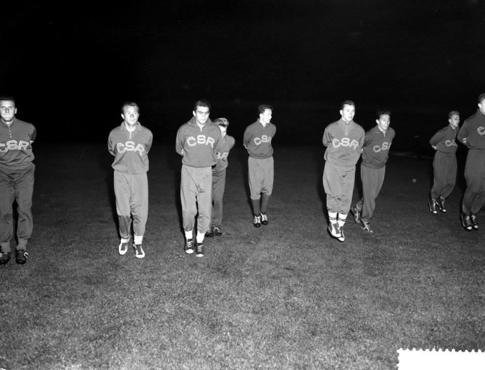 Tsjechische voetballers training in Ajax stadion, Bestanddeelnr 910-7768