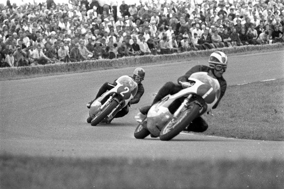 TT-races te Assen. De 250cc strijd tussen Phil Read (1) en Bill Ivy (2), Bestanddeelnr 921-4756