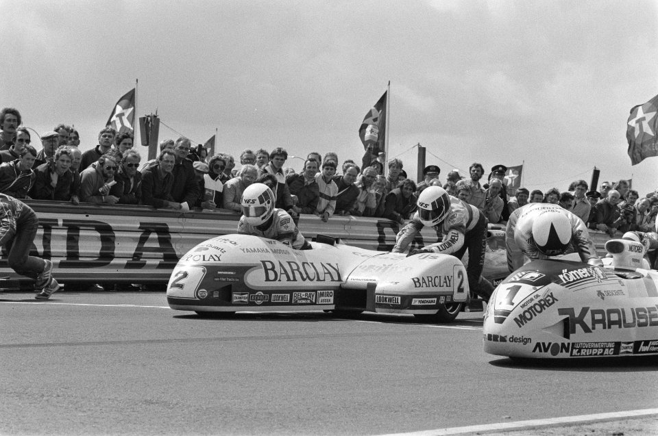 TT van Assen, Zijspanrace. Links Egbert Streuer Bernard Schnieders (nr. 2) en , Bestanddeelnr 933-0190