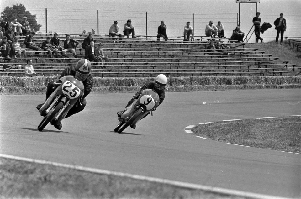 TT-races in Assen. Training 50cc. Jan Zoombeld (25) en Rudoff Kunz (25), Bestanddeelnr 923-6225