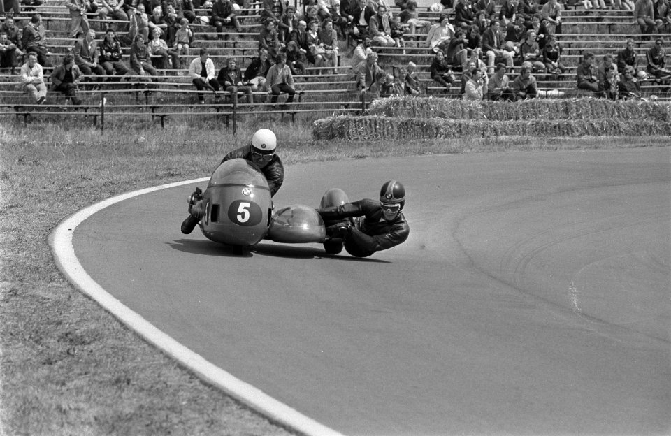 TT-races in Assen. training Heinz Luthringshauser (Duitsland) met Hans-Jürgen C, Bestanddeelnr 923-6220