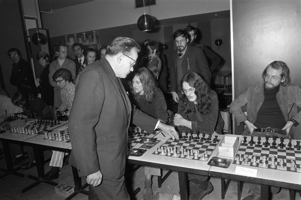 Tsjechische grootmeester Ludek Pachman schaakt simultaan in Bijenkorf te Amster…, Bestanddeelnr 926-0975