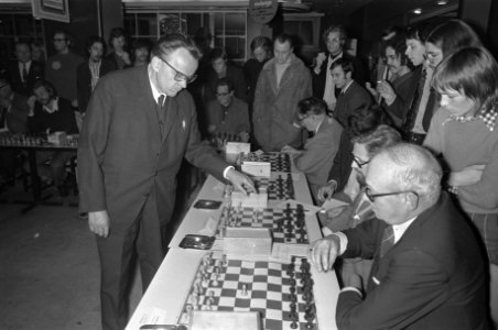 Tsjechische grootmeester Ludek Pachman schaakt simultaan in Bijenkorf te Amster…, Bestanddeelnr 926-0972