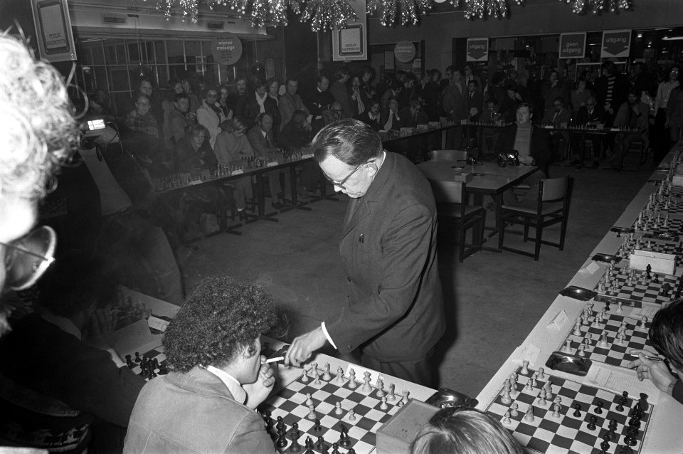 Tsjechische grootmeester Ludek Pachman schaakt simultaan in Bijenkorf te Amster…, Bestanddeelnr 926-0976