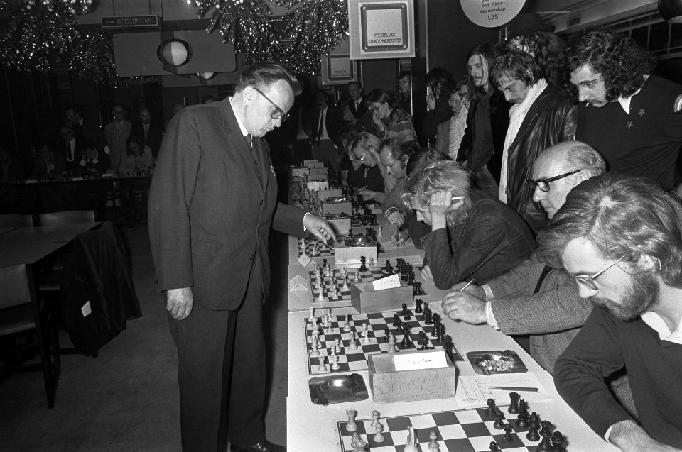 Tsjechische grootmeester Ludek Pachman schaakt simultaan in Bijenkorf te Amster…, Bestanddeelnr 926-0974
