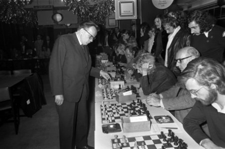 Tsjechische grootmeester Ludek Pachman schaakt simultaan in Bijenkorf te Amster…, Bestanddeelnr 926-0974