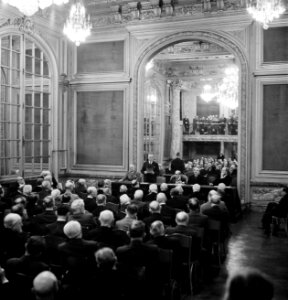 Tsjecho-Slowaaks ambassadeur Štefan Osuský (staand) voert het woord rechts van , Bestanddeelnr 255-8798