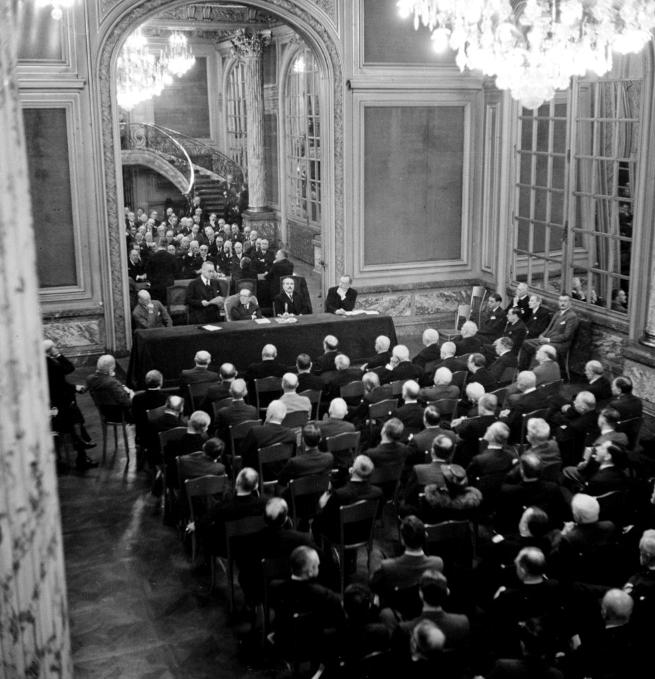 Tsjecho-Slowaaks ambassadeur Štefan Osuský (staand achter de tafel) voert het wo, Bestanddeelnr 255-8791