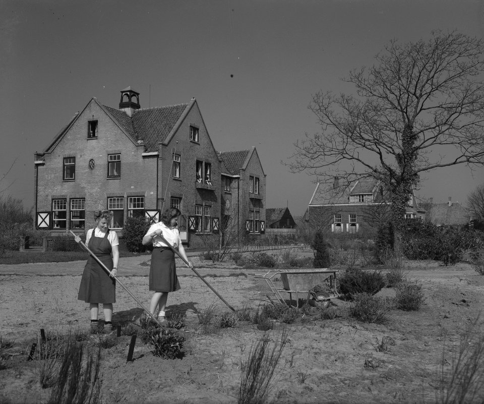 Tuinbouwschool Huize te Lande Rijswijk. Het vriendelijk gelegen schoolgebouw, Bestanddeelnr 901-6181