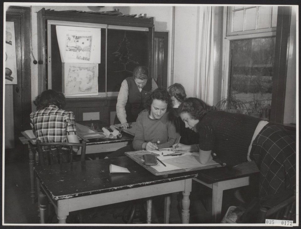 Tuinbouwschool Huize te Lande te Rijswijk. Tot de theoretische lessen behoort…, Bestanddeelnr 035-0172